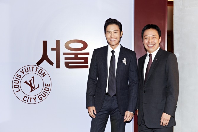 ▲루이비통서울시티가이드의게스트영화배우이병헌과루이비통코리아조현욱회장(사진제공루이비통)