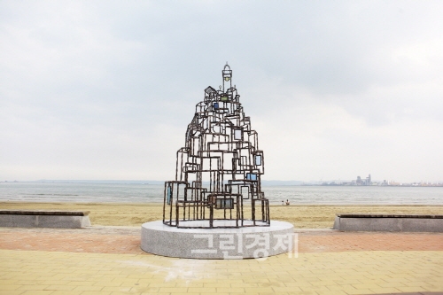 ▲모준석작'그빛아래',동파이프,스테인드글라스,260×130×160cm,2012