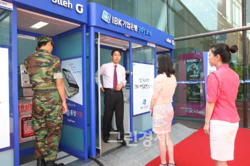 ▲공중전화부스를개조한기업은행의길거리점포