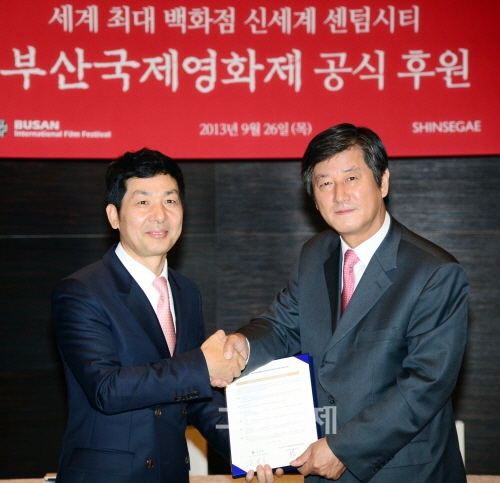 ▲신세계센텀시티김봉수점장과부산국제영화제이용관집행위원장이부산국제영화제의프리미어스폰서로참가하는후원협약을체결한뒤기념촬영을하고있다.
