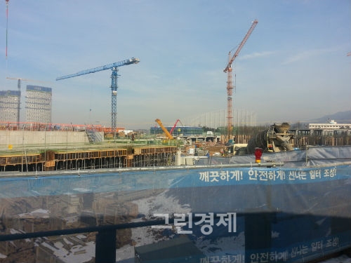 ▲올해5월공급한‘위례엠코타운1차’아파트공사현장.2015년말입주를목표로현재15%의공정률을보이고있다.