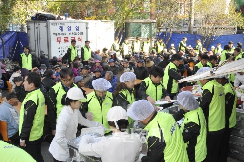 ▲S&T모티브는김택권대표이사를비롯해파트장,S&T해안누리국토대장정종주단등임직원60여명이참가한가운데부산금정구도시철도구서역쉼터공간에서홀몸노인등500여명을대상으로무료급식봉사활동을펼치고있다.