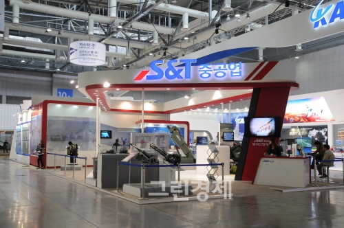 ▲서울국제우주항공및방위산업전시회2013(ADEX2013)이열린경기도일산시킨텍스(KINTEX)전시장에설치된S&T중공업부스.