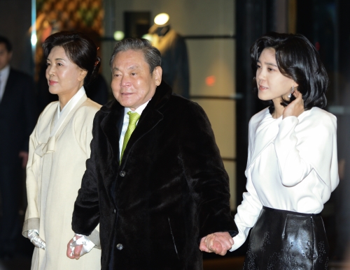 ▲이건희삼성그룹회장이9일서울신라호텔에서열린사장단만찬에참석하기위해아내인홍라희리움미술관관장과딸이부진호텔신라사장과함께만찬장에들어서고있다.사진=윤나연기자