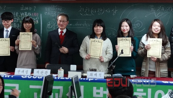 ▲김대인법률소비자연맹총재과함께수료증을받은참가자들.