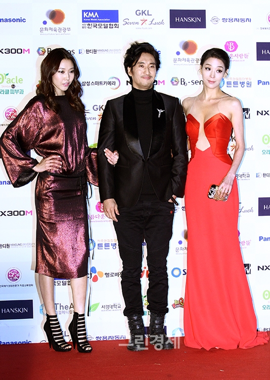 ▲배우한고은-신현준-한혜진이'2014아시아모델시상식'에서포토타임을갖고있다.