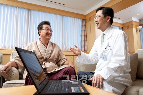 ▲삼성서울병원건강검진센터를찾은환자와상담하는모습.