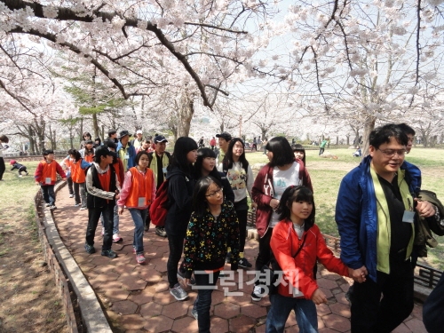 ▲이수화학이2012년4월경주보문단지일대에서울산꿈마을지역아동센터와함께'일석이조자원봉사프로그램'을진행하고있다.