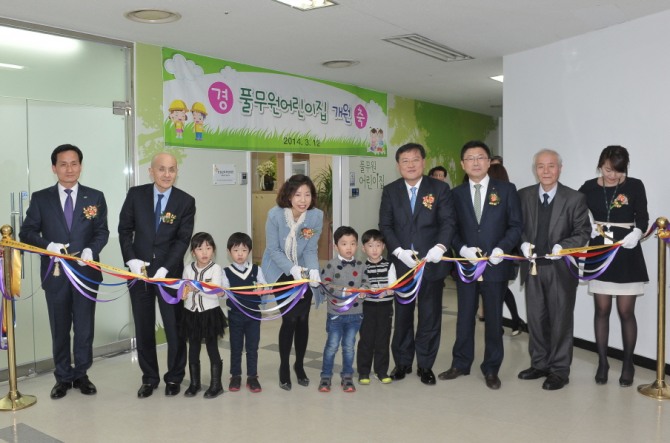 ▲지난12일서울강남구수서동풀무원본사에서열린'풀무원어린이집'개원식에서풀무원홀딩스남승우총괄사장(왼쪽두번째)이한솔교육희망재단변재용이사장(오른쪽세번째),계열사대표,자녀를위탁한직원,아이들과함께테이프커팅식을가졌다.