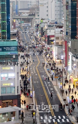 ▲2000년대초반까지번성했던신촌상권은최근홍대와강남상권에밀리면서위상이크게위축됐다.사진은신촌연세대로의모습.