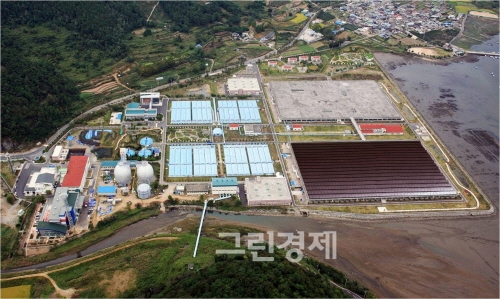 ▲창원의향토기업인한국철강(주)은지난2011년3월30억원을투자해햇빛발전소를건설해창원시에기부하는협약을체결했다.