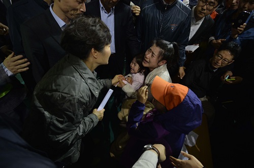▲박근혜대통령이17일진도실내체육관에머무르고있는가족들을방문했다.