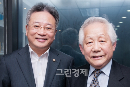 ▲김흥기미래창조과학부글로벌창업정책포럼상임의장(왼쪽)과권병현전주중대사/사진=김태훈기자