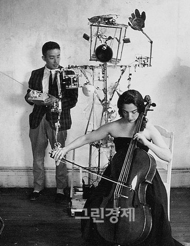 ▲백남준&샬롯무어만로봇K-4456과함께withRobotK-456,1964