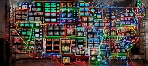 ▲백남준작일렉트로닉수퍼하이웨이ElectronicSuperhighway,1995