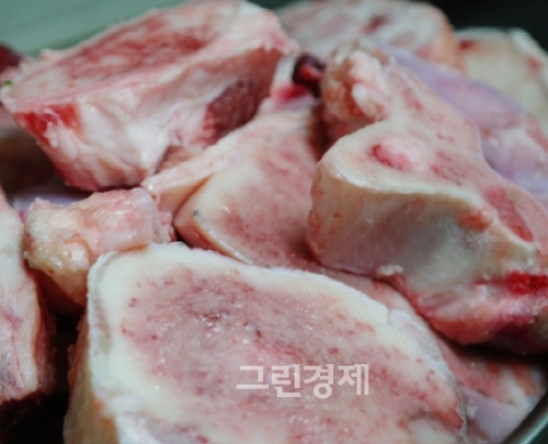 ▲뼈가상온에서완전히녹으면키친타올에올려서물기를제거해준다.▲흐르는물로사골잡뼈를잘씻어준다.▲사골잡뼈에뼈가루가없어졌는지확인한다.
