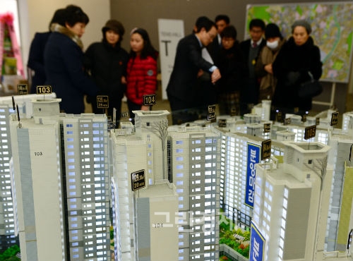 ▲모델하우스둘러보고있는사람들.