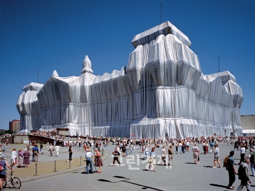 ▲크리스토&장클로드,포장된독일국회의사당WrappedReichstag,Berlin,1971-95Photo:WolfgangVolz,ⓒ1995Christo