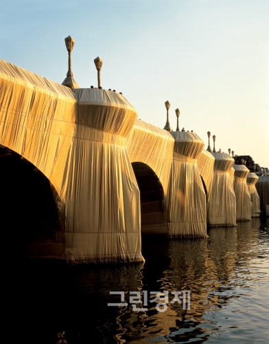 ▲크리스토&장클로드,포장된퐁네프다리ThePontNeufWrapped,Paris,1975-85,Photo:WolfgangVolz,ⓒ1985Christo