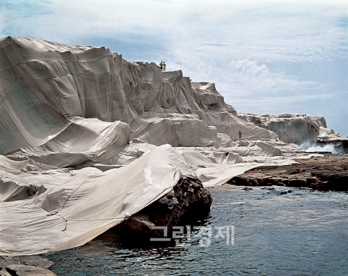 ▲크리스토&장클로드,포장된해변WrappedCoast,OneMillionSquareFeet,LittleBay,Sydney,Australia,1968-69,Photo:HarryShunk,ⓒ1969Christo