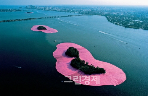 ▲크리스토&장클로드,포장된섬SurroundedIslands,Biscaynebay,GreaterMiami,Florida,1980-83,PhotoHarryShunk,ⓒ1969Christo