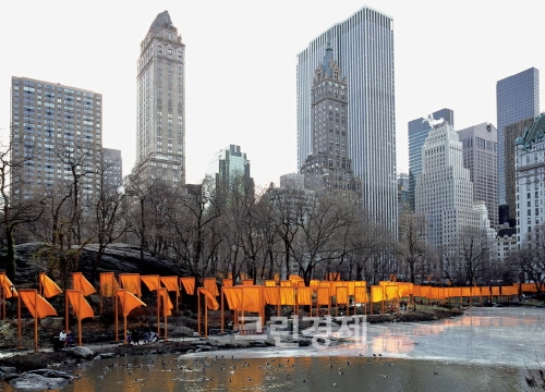 ▲크리스토&장클로드,문TheGates,CentralPark,NewYorkCity,1979-2005,Photo:WolfgangVolz,ⓒ2005ChristoandJeanne-Claude