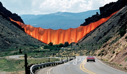 ▲크리스토&장클로드,계곡커텐ValleyCurtain,Rifle,Colorado,1970-72,Photo:WolfgangVolzⓒ1972Christo