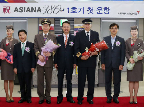 ▲아시아나항공김수천사장(왼쪽네번째)이승무원들과함께포즈를취했다.아시아나항공=제공