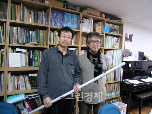 ▲서울대음악과이돈응교수(왼쪽)와파이프오르간에대해논의하고있는홍성훈오르벨바우마이스터
