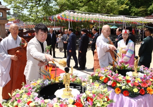 ▲불기2558년'부처님오신날'을맞아조계종제5교구본사인속리산법주사에서봉축법요식이열린가운데종교와종파를초월해이수한청주성모성심성당주임신부(왼쪽)와현조법주사주지가나란히관불을하고있다.