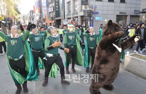 ▲서울인사동길에서산타복장을한대웅제약‘우루사맨’들이영하의추위속에집단셔플댄스에곁들여간건강의중요성을재미있게표현한클린산타게릴라퍼포먼스와플레쉬몹을선보이고있다