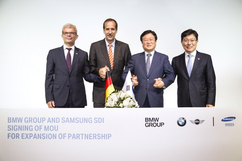 ▲지난14일인천영종도BMW드라이빙센터에서BMW그룹이삼성SDI와전기차배터리셀공급확대를위한양해각서(MOU)를체결하고기념촬영을하고있다.