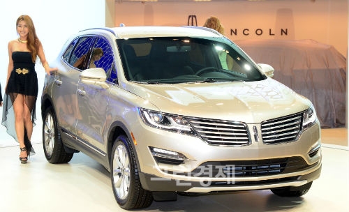 ▲2014부산모터쇼에서하반기국내출시를앞둔프리미엄컴팩트SUV인'올-뉴링컨MKC'를국내최초로공개했다.