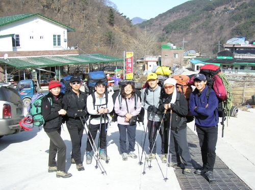 ▲전남대는(주)영원무역의후원으로학생들에게진취적인기상과개척정신,도전정신을일깨우기위해전남대직원과OB산악회회원,재학생으로원정대를구성해초모랑마원정을다녀왔다.
