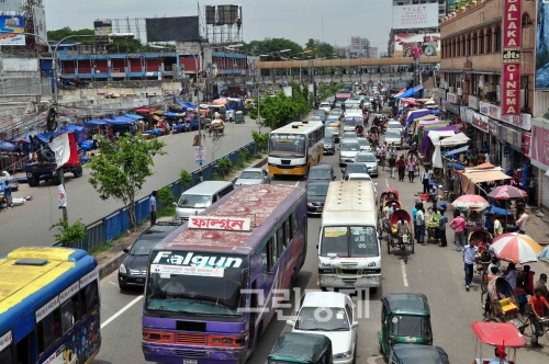 ▲방글라데시의이동수단으로널리활용되고있는버스대기행렬.