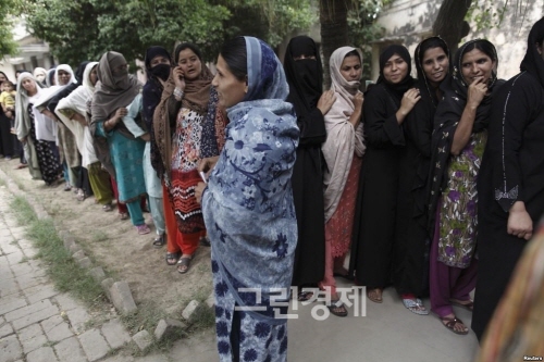 ▲정치적불안을겪고있는파키스탄에서여성유권자들이투표권을행사하기위해줄을서있다.