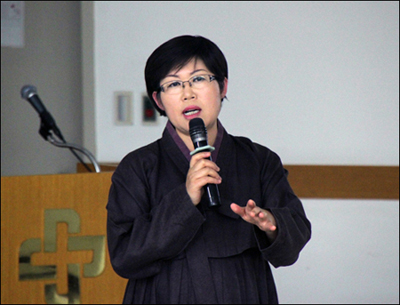 ▲“국어사전에남아있는일본말잔재”라는제목으로강연을하는이윤옥소장