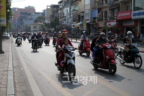 ▲오토바이는베트남의중요한교통수단으로,시민들이오토바이를타고출근길에나서고있다.