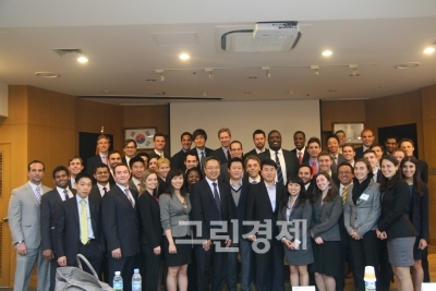▲일진그룹은지난15일미국예일대학교경영대학원(MBA)학생방문단45명을대상으로‘일진그룹의창업정신과기술혁신’을주제로강의를열었다