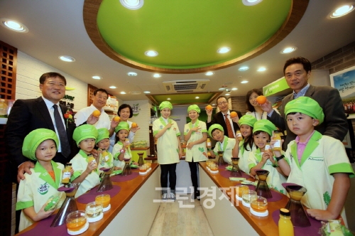 ▲지난8월22일서울송파구잠실에위치한어린이직업체험테마파크키자니아서울에서'풀무원바른먹거리스쿨'오픈식이열린가운데키자니아서울진현숙사장,풀무원이효율사장등참석자들이어린이들과기념촬영을하고있다.