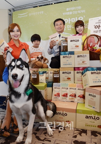 ▲풀무원이건강기능식품전문회사풀무원건강생활을통해반려동물건겅먹거리브랜드'아미오'를출시하고유창하대표(왼족에서3번째)와모델들이아미오신제품을소개하고있다.