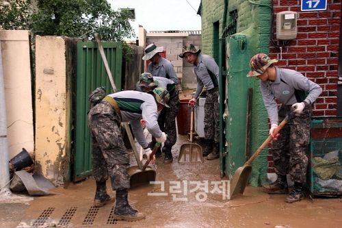 ▲군인들이수해현장에서복구작업을하고있다.