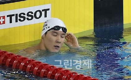 ▲박태환이23일인천문학경기장에서열린2014인천아시안게임수영남자400m결승에서3위로들어온뒤아쉬워하고있다.