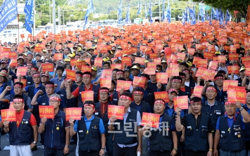 ▲현대차노조(금속노조현대차지부)가1,2조각각6시간씩모두12시간부분파업을진행한지난달서울양재동현대차본사앞에서노조원들이현대-기아차그룹계열사노조의통상임금확대를요구하는집회를진행하고있다.