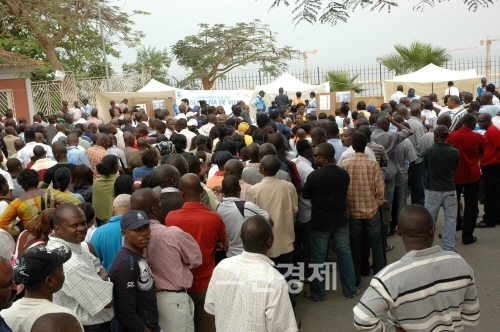 ▲앙골라루안다에서사람들이국회의원선거에참여하기위해줄을서있다.산유국인앙골라는국제유가변동에따라경기등락이심하다.