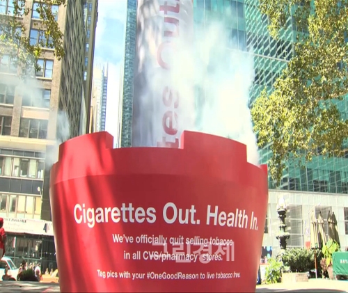 ▲CVS케어마크는10월1일부터미국내모든7600여개점포에서담배와관련제품의판매를전면중단하겠다고선언했다.오바마의정책에적극적으로동참하는모습을보였다.