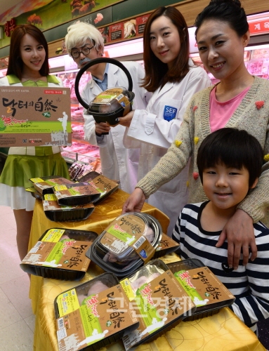 ▲마니커와서울대가친환경과학프로젝트프리미엄닭고기'닭터의자연'을출시,서울이마트용산점축산코너앞에서출시행사를진행하고있다.프리미엄닭고기'닭터의자연'은지난2011년9월서울대기술지주회사와마니커의기술제휴협약이후설립된합작법인S&마니커의첫브랜드제품이다.