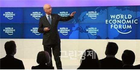 ▲클라우스슈밥WEF회장이WEF2014년성평등지수에대해설명하고있다.