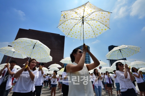 ▲세계난민의날(6월20일)을앞두고지난6월14일서울중구통일로서울역광장에서피난처-난민인권센터(NANCEN,난센)등난민단체연합과청소년들이난민주간로고가새겨진우산을들고‘억압과박해에서난민을보호하고함께어우러져살자’는의미의플래시몹을하고있다.