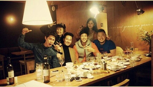 ▲MBC시트콤'뉴논스톱'의연기자들이지난2002년이후12년만에한자리에모였다.사진=정태우인스타그램캡처